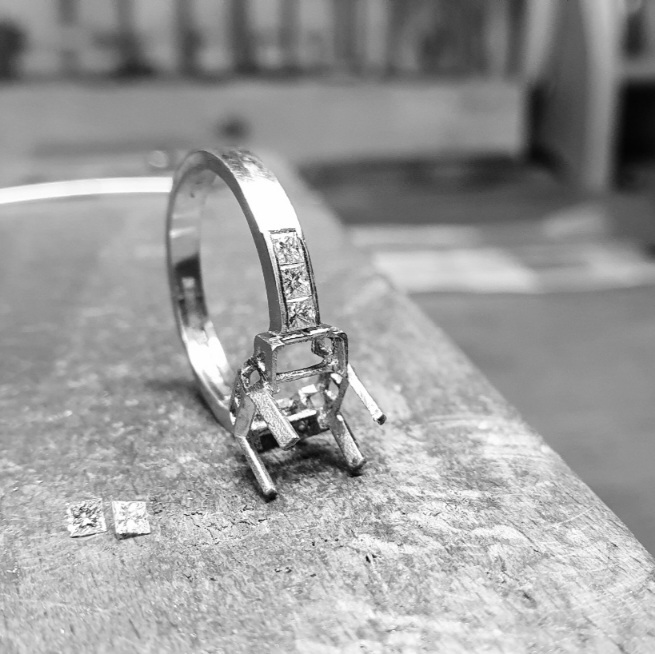 Rozpracovany zlaty prsten na zlatnickem stole